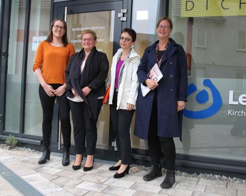 Beindruckt von der Vielfalt der Angebote - Bürgermeisterin Christine Kullen zu Besuch im PauLe (dritte von links) - mit auf dem Bild Sabine Grandl vom Familienentlastenden Dienst, Geschäftsführerin Cornelia Klee und Brigitte Hartmann-Theel, Abteilung Soziales (von links).
