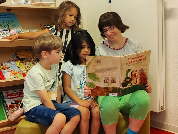 Vorlesestunde in der Bücherei